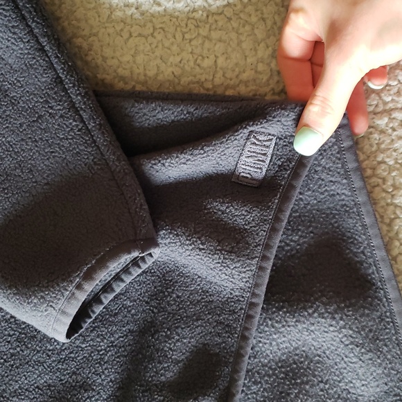 VS PINK Logo High-Low Cropped Fuzzy Sherpa Lined Zip-Up Mock Neck Jacket - Picture 6 of 13